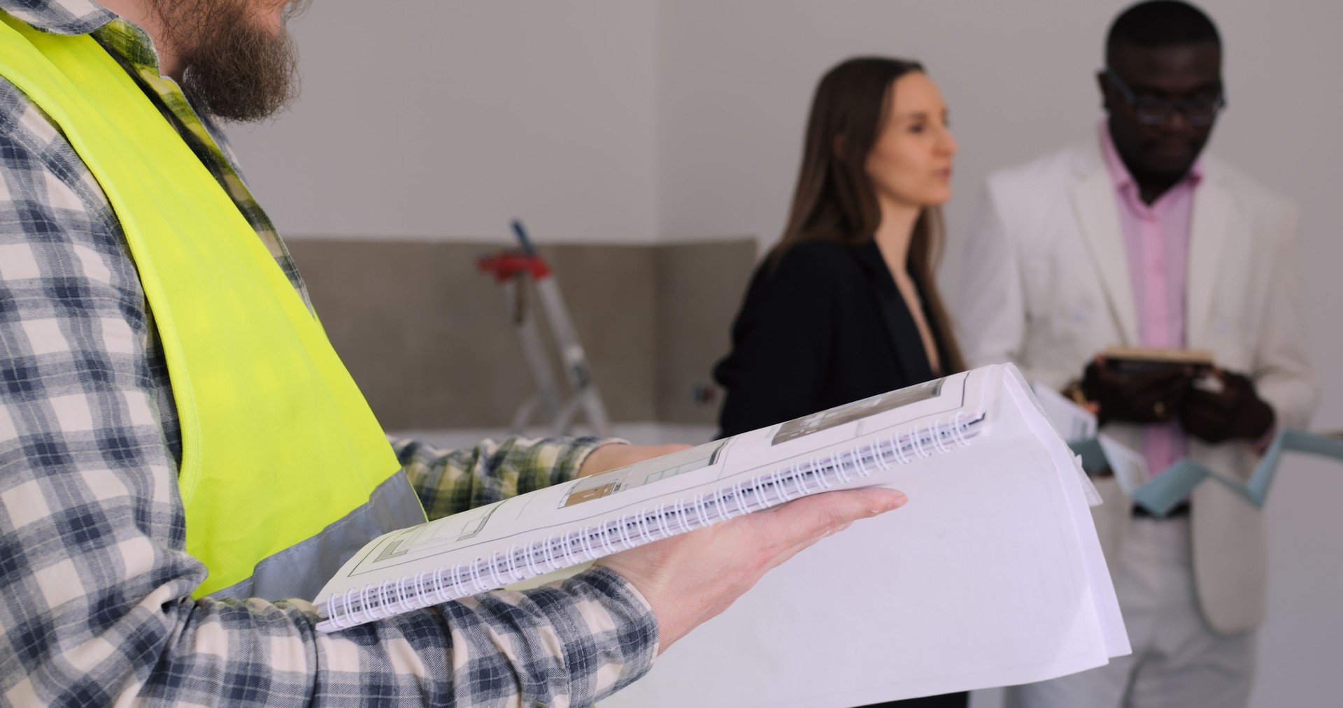 Ein Unternehmen für die Renovierung von Eigenheimen, das von einem gemischtrassigen Paar geleitet wird, bietet komplette Renovierung und Innenarchitektur für Häuser und Wohnungen an. Full-Service-Hausrenovierung von einem vielfältigen Team. Innenarchit